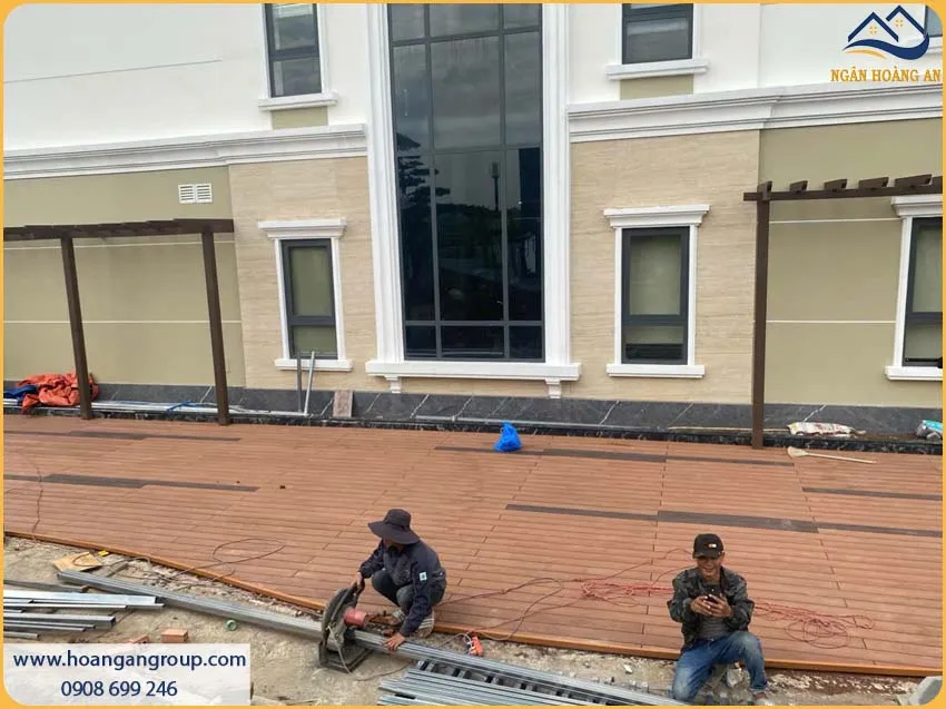 Thi Công Lót Sàn Ngoài Trời Kosmos Chắc Chắn Cho Không Gian